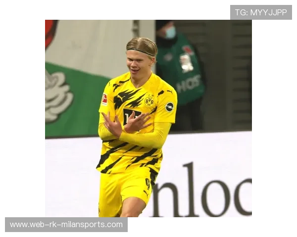 哈兰德脚后跟磕球动作果断——足球场上的力量与智慧