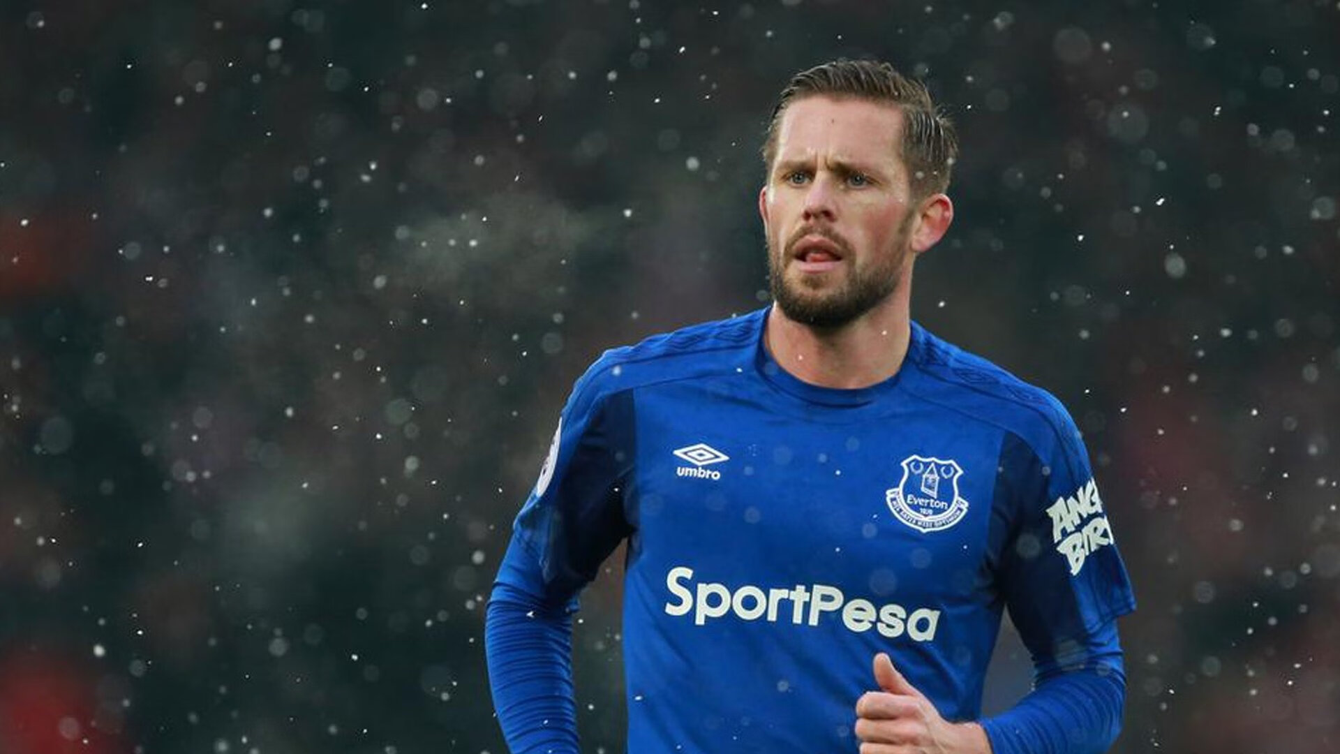 世界杯球衣交换故事：两位昔日队友赛后拥抱互换战袍